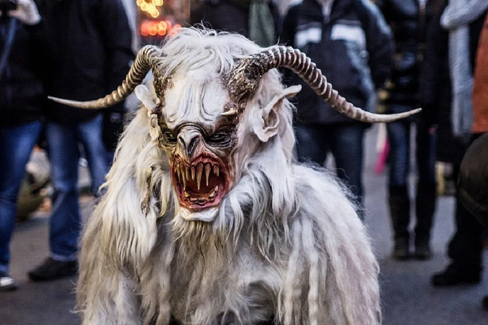 Ukázka z pochodu děsivých čertů Krampuslauf v Salcburku