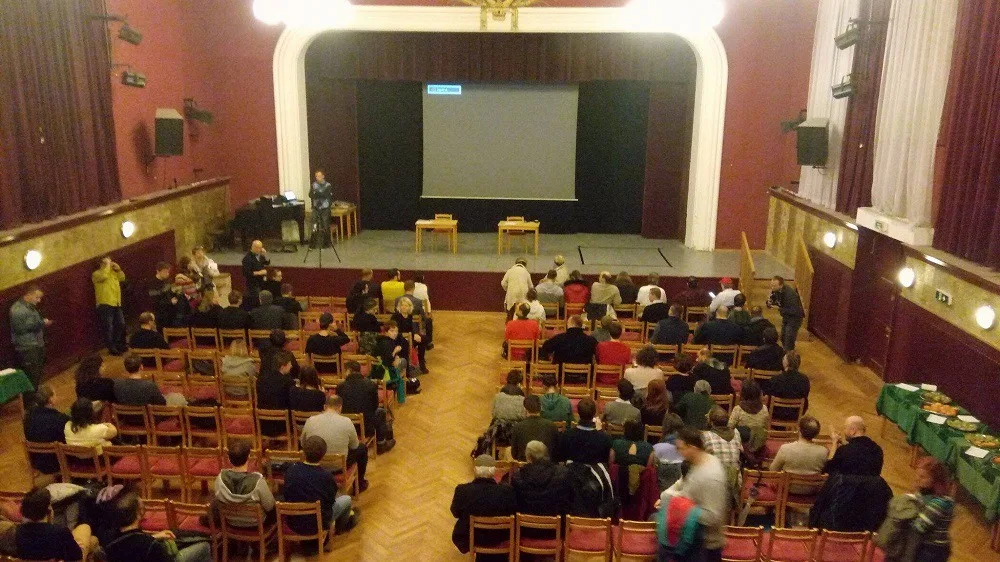 Dělnický dům těsně před začátkem debaty