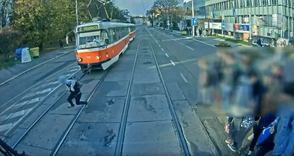 Mladý chlapec vběhl přímo pod jedoucí šalinu