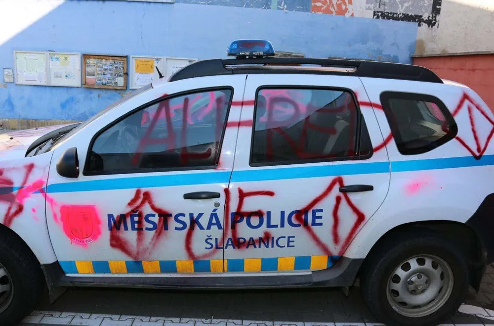 Dva mladíci ve Šlapanicích si z auta strážníků udělali omalovánku