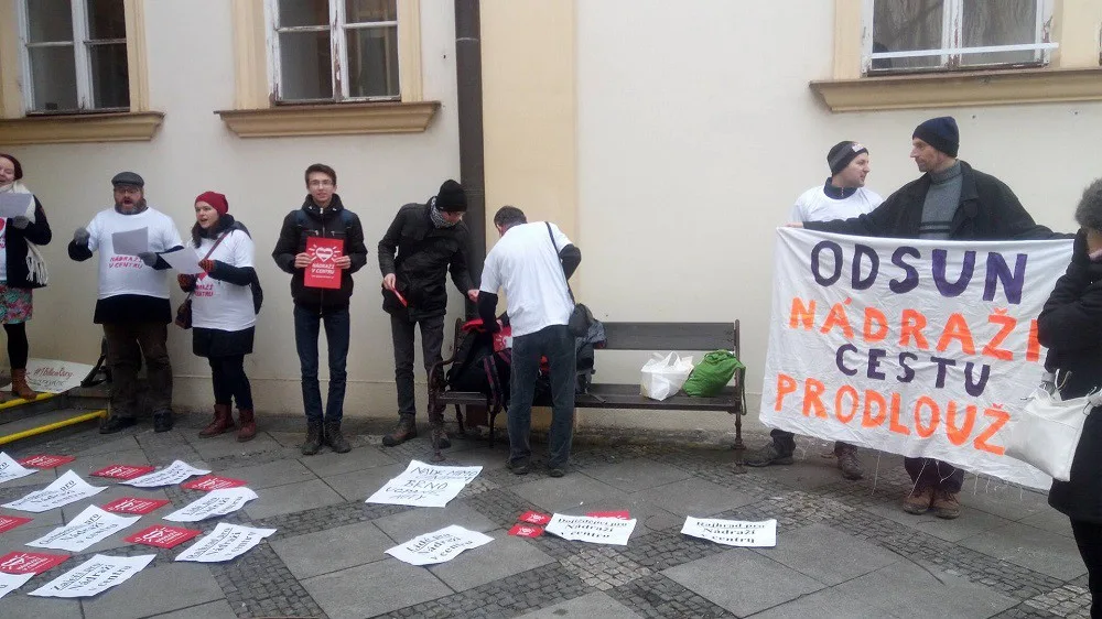 Před jednáním zastupitelstva se sešla a zpívala skupinka odpůrců odsunu