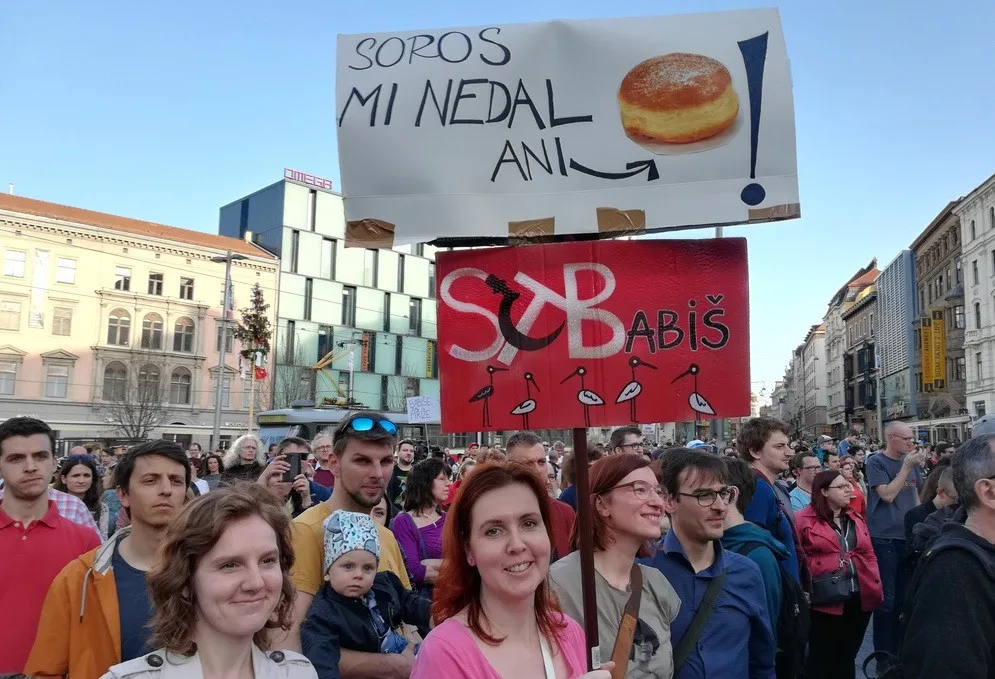Lidé si na náměstí Svobody přinesli i transparenty
