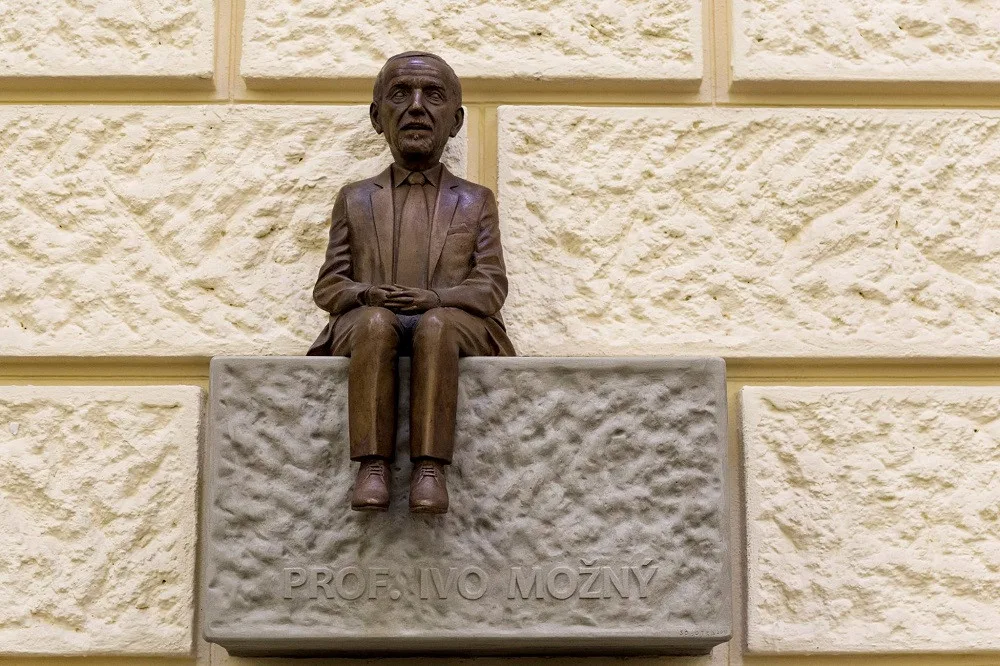 Soška Iva Možného od sochaře Jiřího Sobotky
