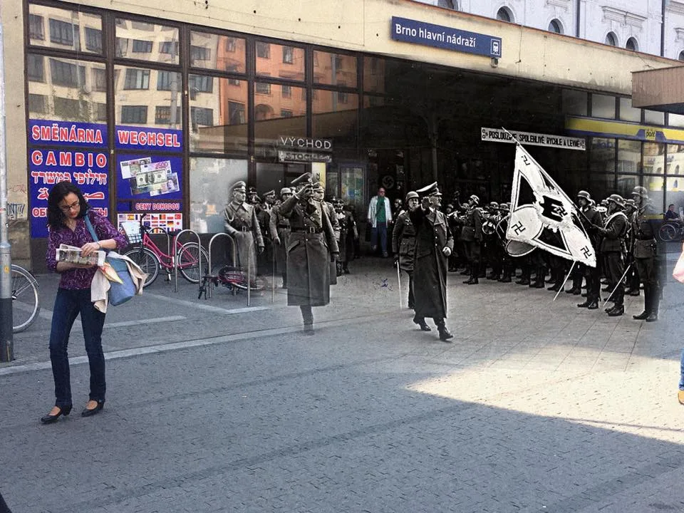 Hitler vystupující z hlavního nádraží