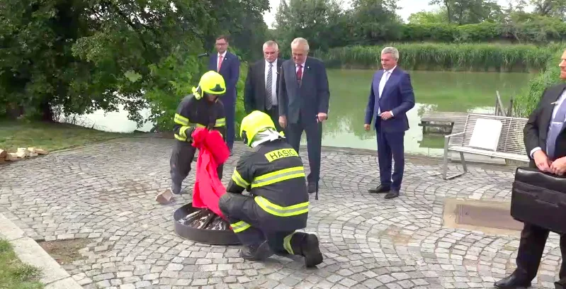 Prezident Miloš Zeman nechává spálit červené trenýrky