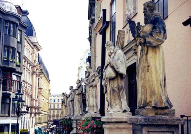 Sochy před kostelem Nalezení sv. Kříže