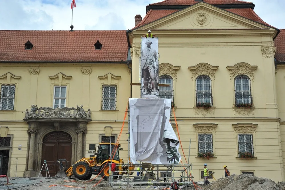 Socha Josefa II. na zdobit Dominikánské nebude