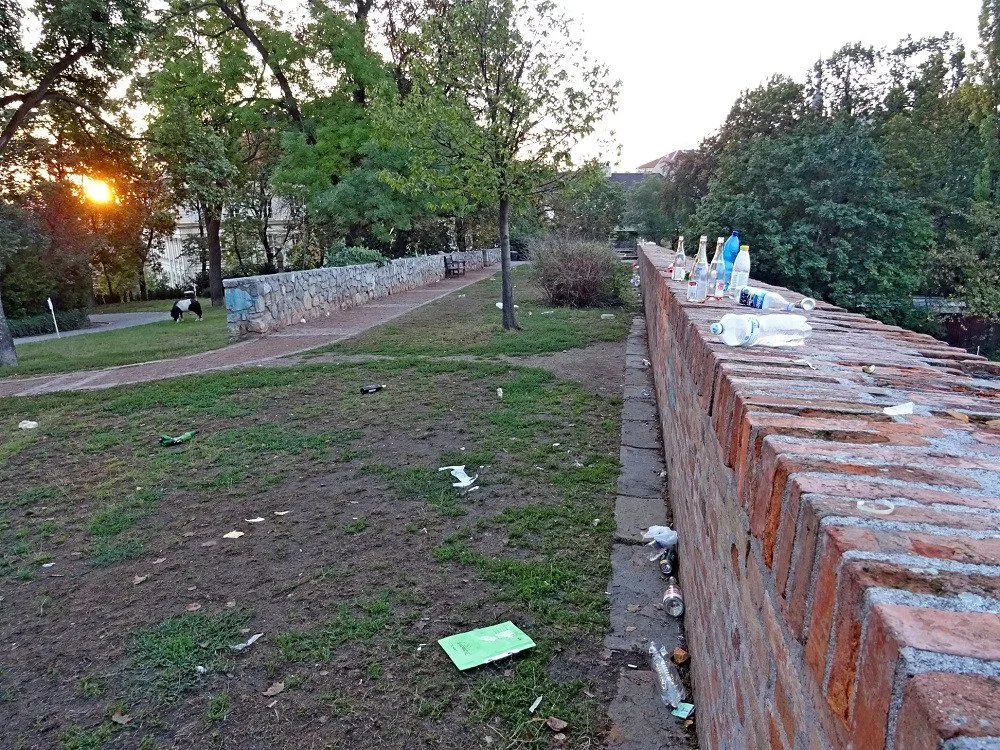 nepořádek v parku u Špilberku