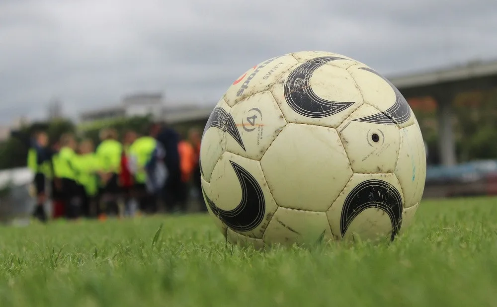fotbal hřiště míč