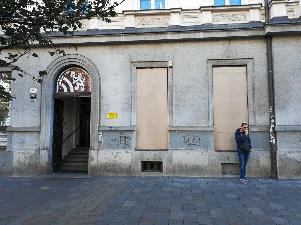 Párek v rohlíku už si ve dvě ráno na České bohužel nedáte