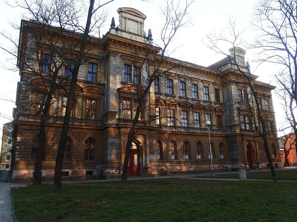 Bývalá škola na Šujanově náměstí