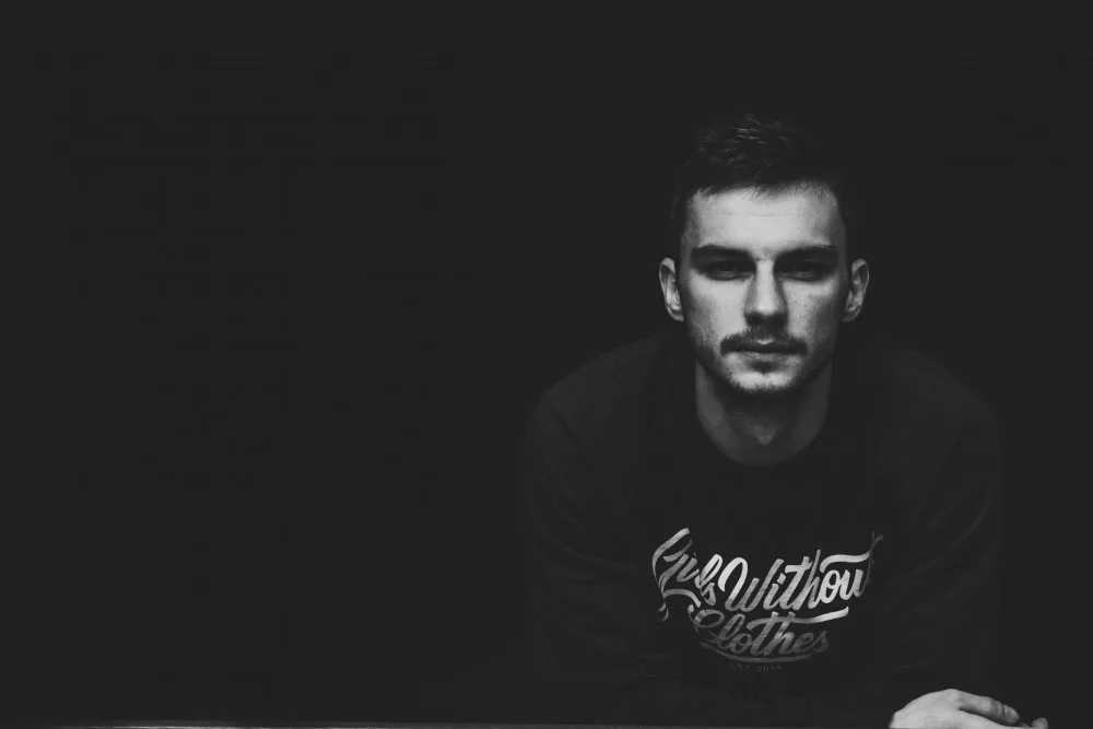 Obyčejné ženy jsou nejkrásnější. Nahá dívka u motorky je jen prodávání masa, říká mladý brněnský fotograf