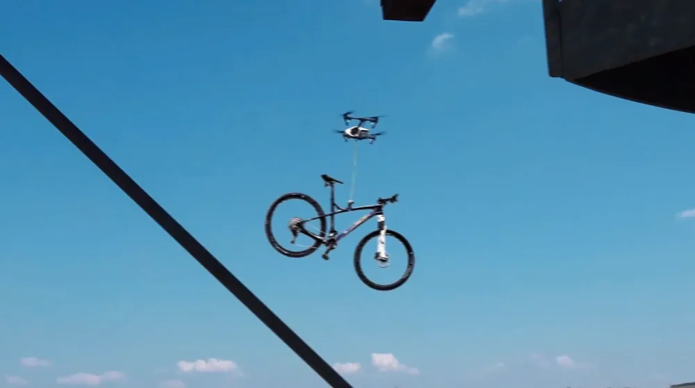Dron, co krade kola?