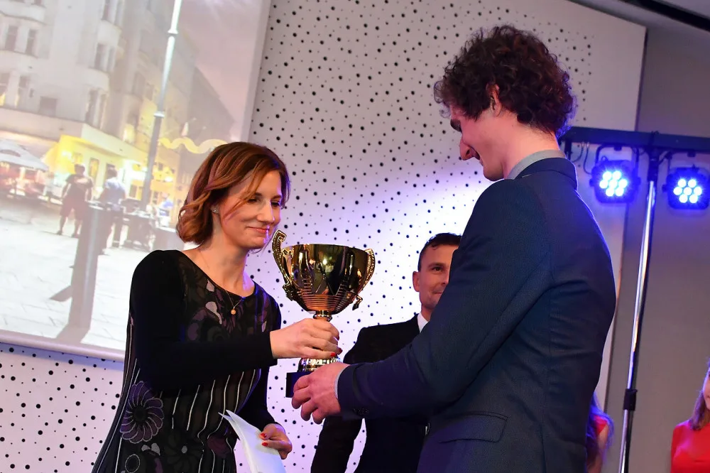 Adam Ondra přebírá ocenění od primátorky Markéty Vaňkové