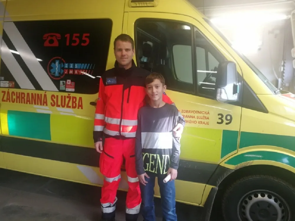 Vojta s jedním ze záchranářů na stanici ZZS JMK