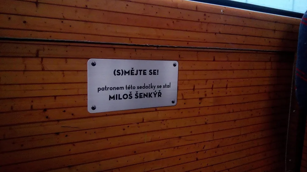 Vydražené sedačky v brněnské MHD