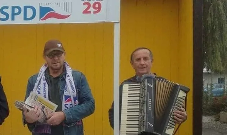 Jaromír Balda (s harmonikou)