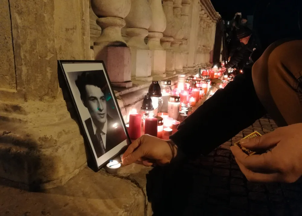 Lidé pokládali svíčky k fotografiím Jana Palacha