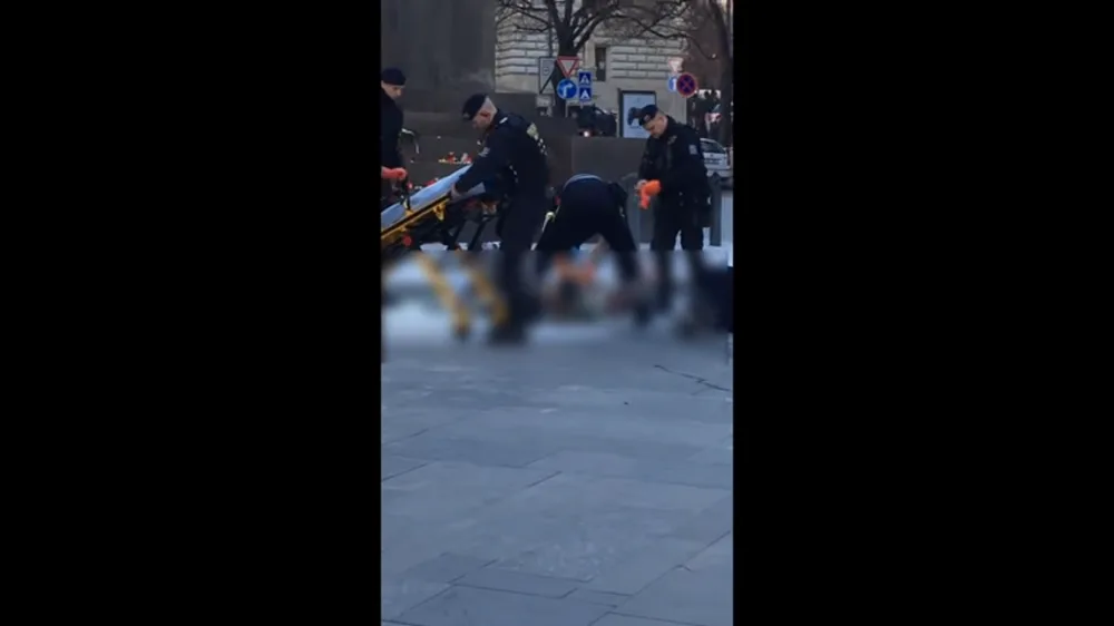 Policisté a záchranáři na místě činu