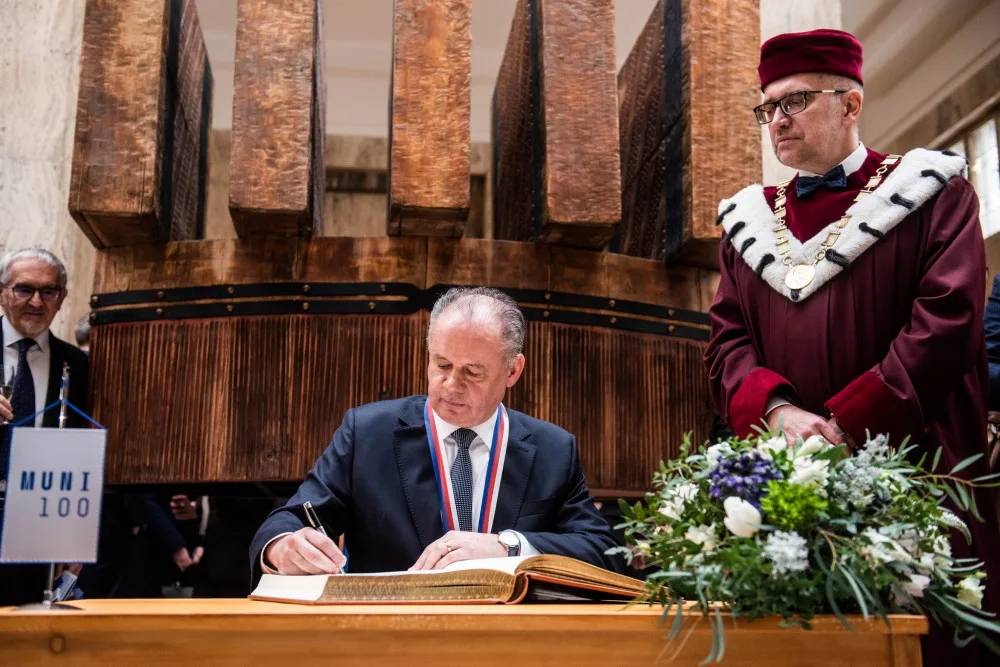 Andrej Kiska a rektor MU Mikuláš bek