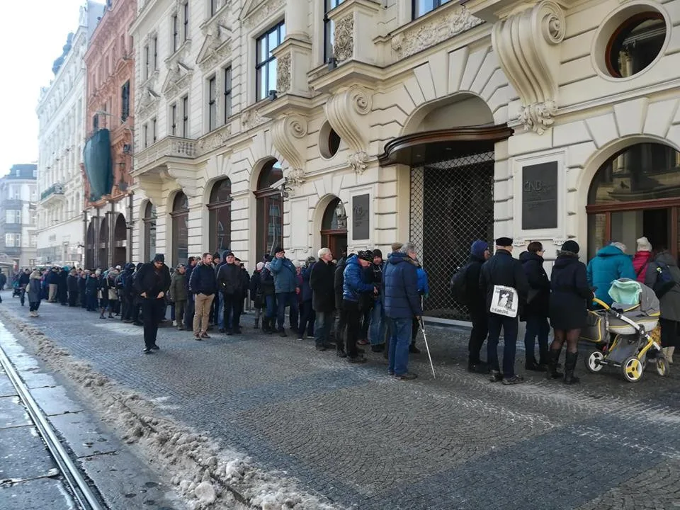 Fronta před ČNB v Brně