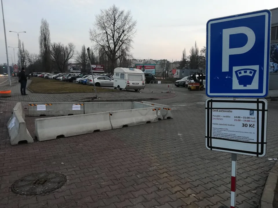 Betonové zátarasy ped hokejovou halou mládeže na Sportovní