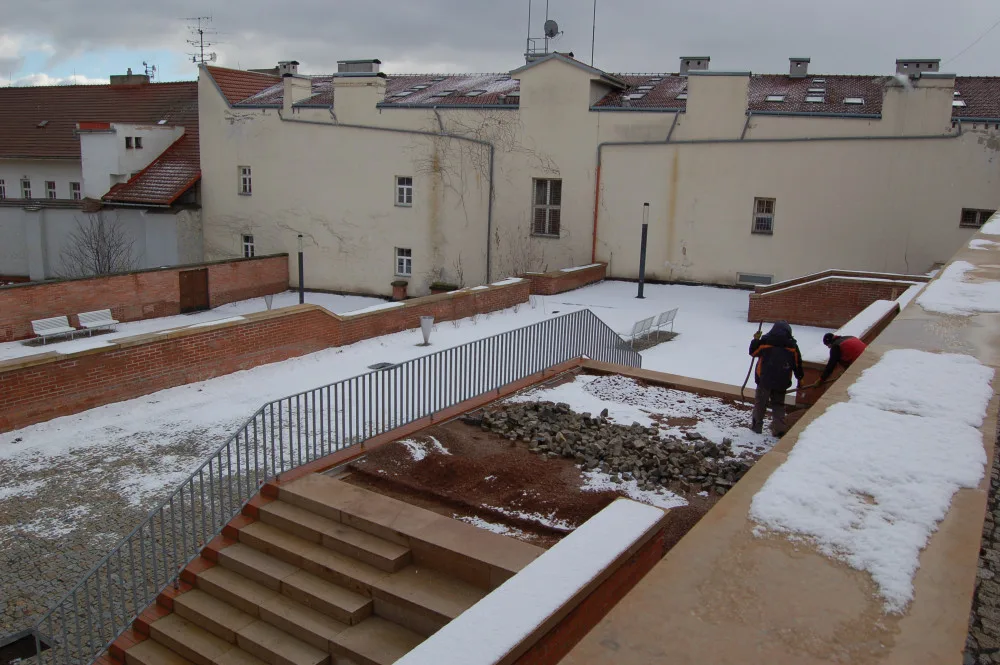 Práce na revitalizaci okolí petrovské katedrály
