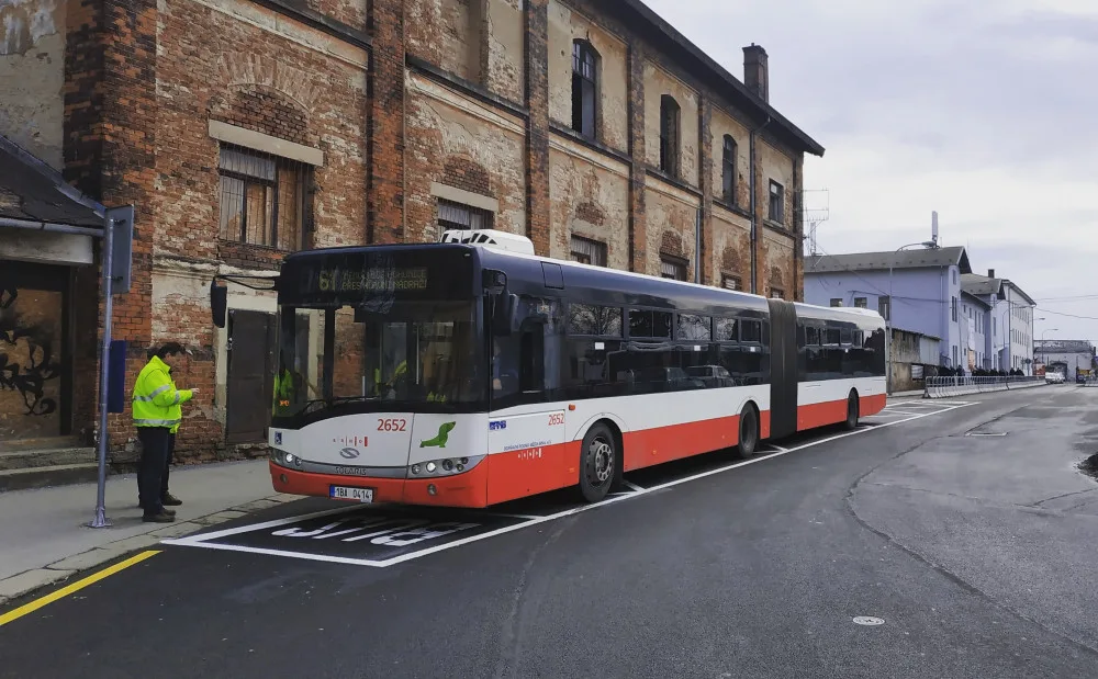 Autobusová zastávka se na dolním nádraží posunula blíže cestujícím. Vznikne zde i parkoviště a odpočinková zóna