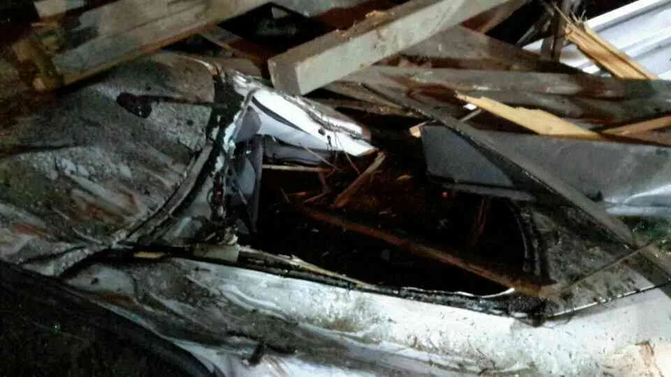 FOTO : Na jižní Moravě jsou tisíce domácností bez elektřiny, silný vítr odnášel i střechy