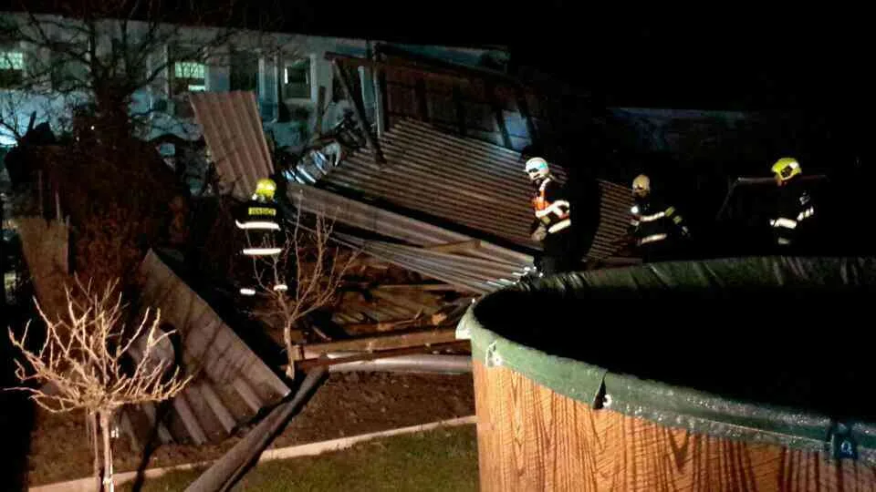 FOTO : Na jižní Moravě jsou tisíce domácností bez elektřiny, silný vítr odnášel i střechy