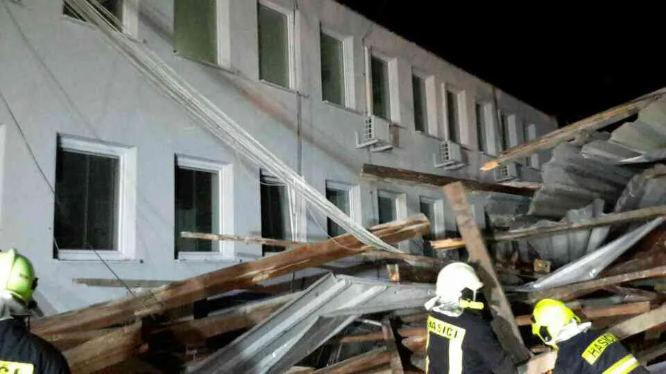 FOTO : Na jižní Moravě jsou tisíce domácností bez elektřiny, silný vítr odnášel i střechy