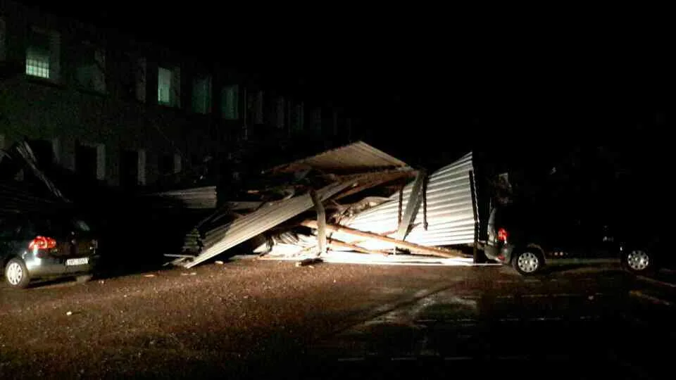 FOTO : Na jižní Moravě jsou tisíce domácností bez elektřiny, silný vítr odnášel i střechy