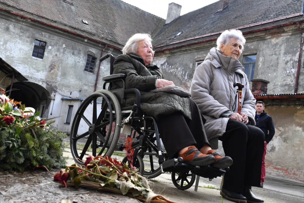 Paní Zdena Zajoncová a Venuše Štefková.
