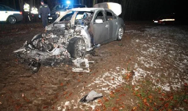 Řidič po hodě zapálil své auto na okraji Brna