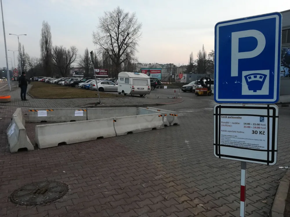 Betonové zátarasy u hokejové haly na Sportovní