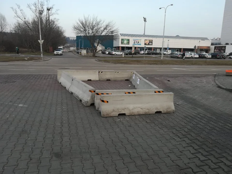 Betonové zátarasy u hokejové haly na Sportovní