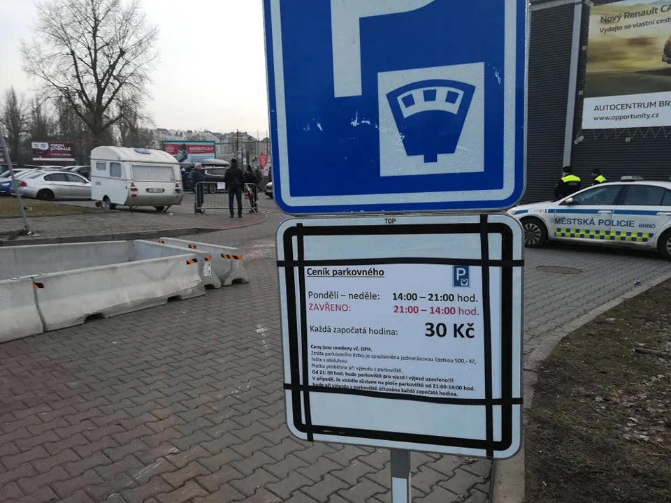 Betonové zátarasy u hokejové haly na Sportovní