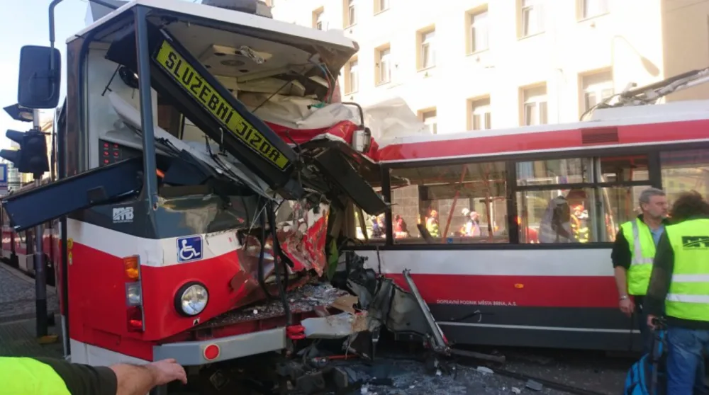 Následky nehody šaliny a trolejbusu na Křenové ulici, zdroj Drážní inspekce