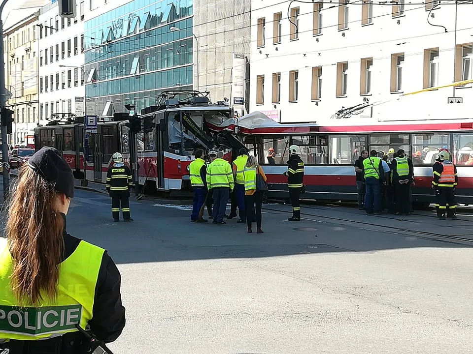 Následky nehody šaliny a trolejbusu na Křenové ulici, zdroj Martin šeda