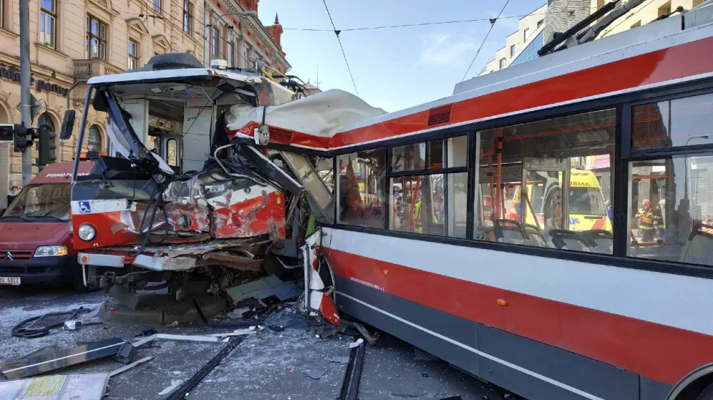 Následky nehody šaliny a trolejbusu na Křenové ulici, zdroj Drážní inspekce