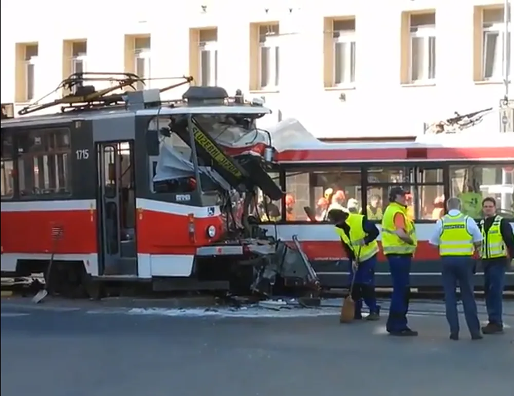Následky nehody na Křenové ulici