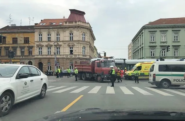 Srážka Tatrovky s šalinou na Štefánikově