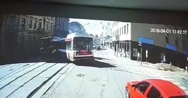 Video zachycující srážku trolejbusu s šalinou