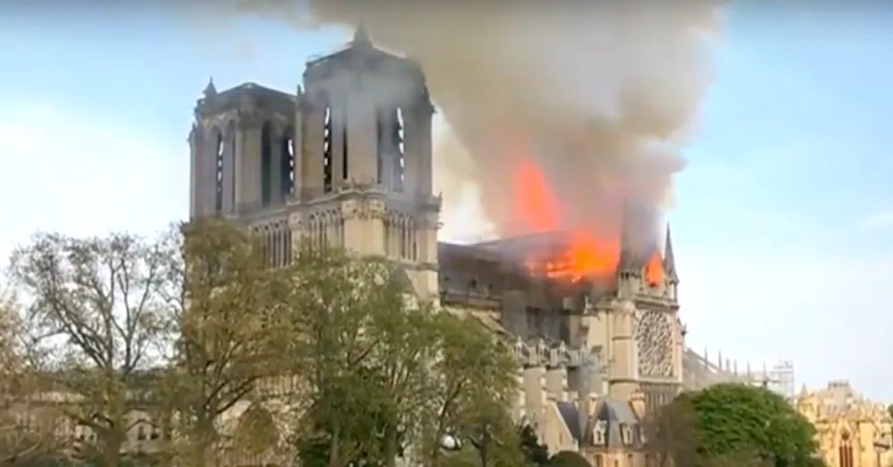 Notre-Dame v plamenech