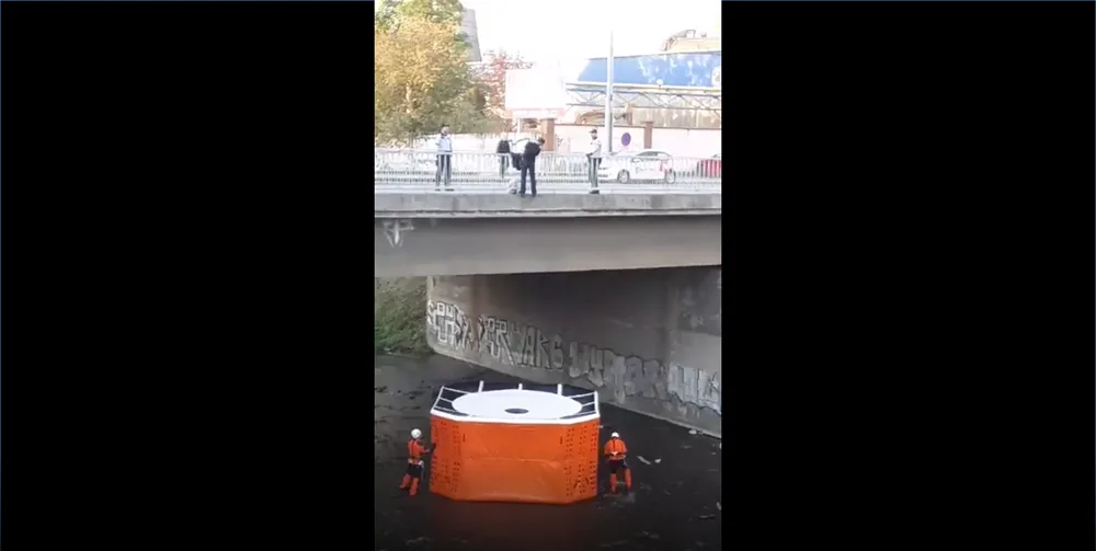 Muž se chystal skočit z mostu na Křenové ulici