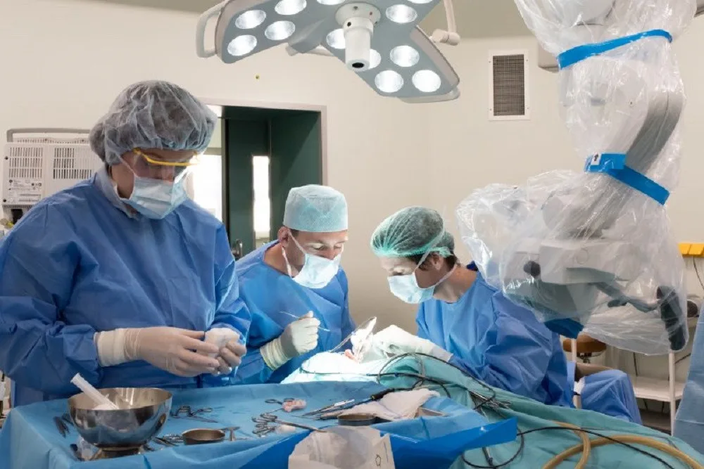 Doktoři pri unikátní operaci