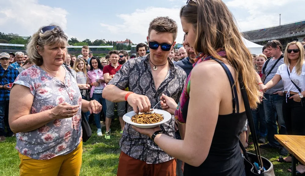 Lidé jedli na Extrem Food Festivalu červičervi
