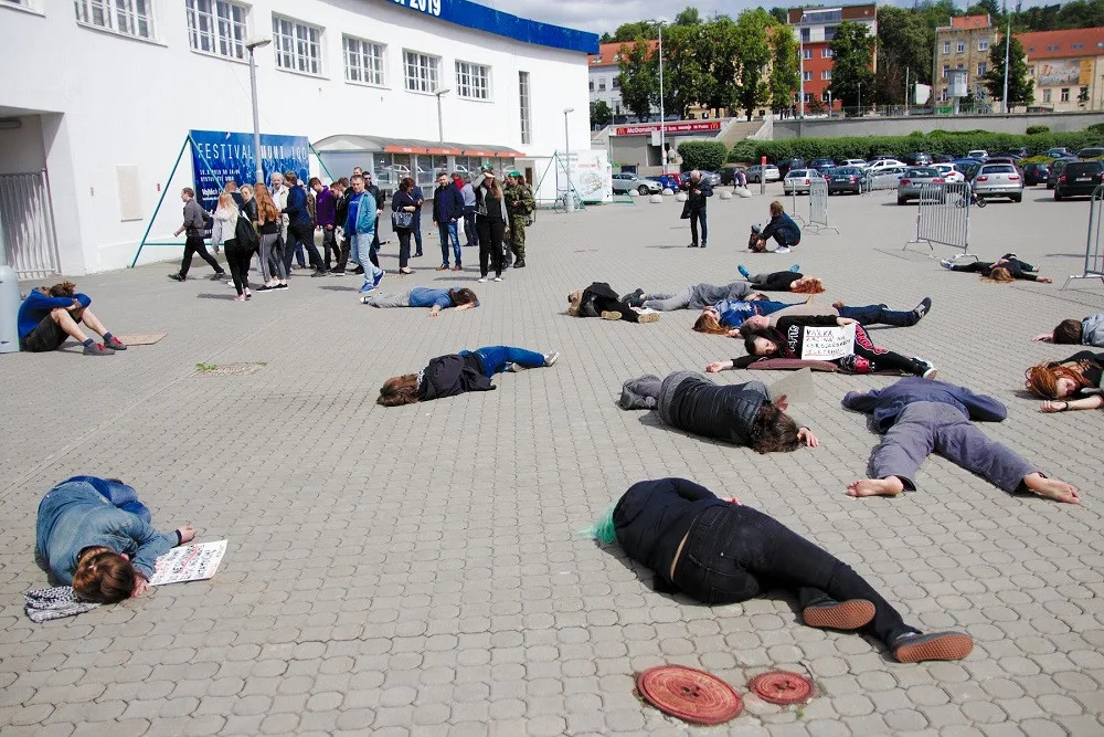 Protestní happening proti veletrhu IDET
