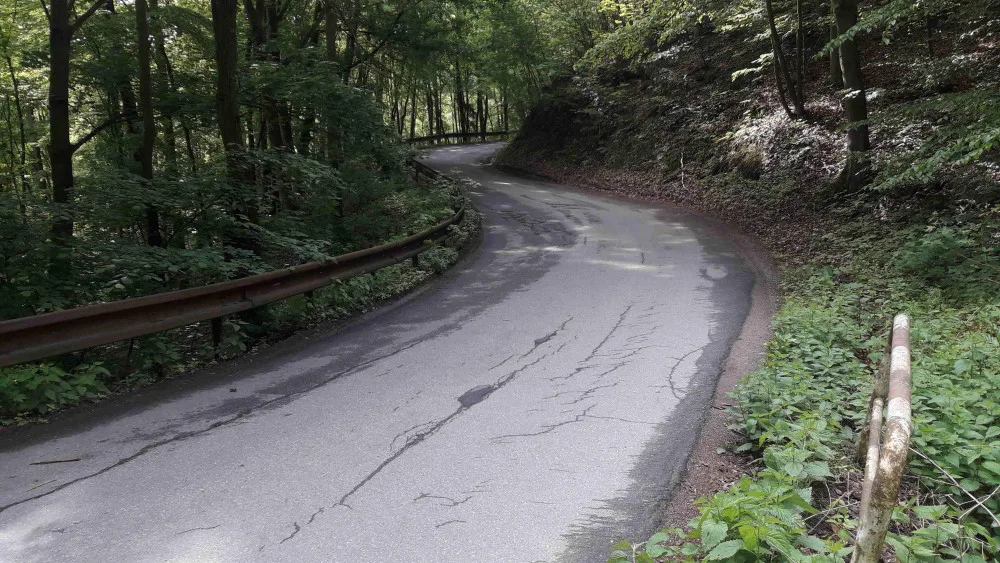 Cesta mezi Útěchovem a Adamovem