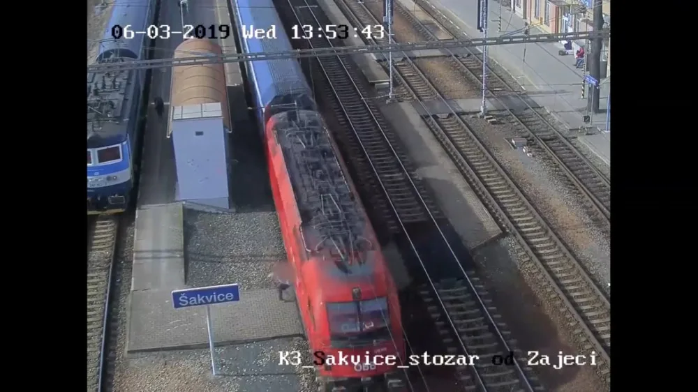 Žena zázrakem přežila střet s vlakem